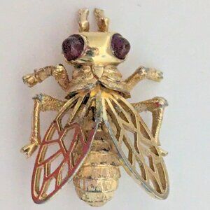 Vintage Boucher #8324P Textured Gold Tone Fly Brooch w/ ruby-red eyes-RARE!